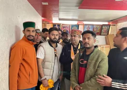 ਇਸ ਦੌਰਾਨ ਨੌਜਵਾਨ ਬੱਲੇਬਾਜ਼ ਨੂੰ ਦੇਖਣ ਲਈ ਭਾਰੀ ਭੀੜ ਇਕੱਠੀ ਹੋ ਗਈ।