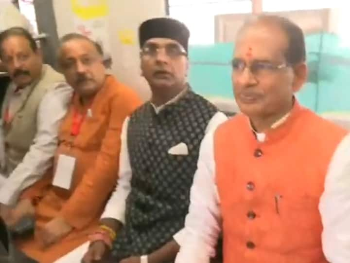 CM Shivraj Singh Chouhan gave green signal to Bhopal Metro trial Congress gave credit to Kamal Nath ann MP Metro News: सीएम शिवराज ने भोपाल मेट्रो ट्रायल रन को दिखाई हरी झंडी, कांग्रेस ने इसका श्रेय कमलनाथ को दिया