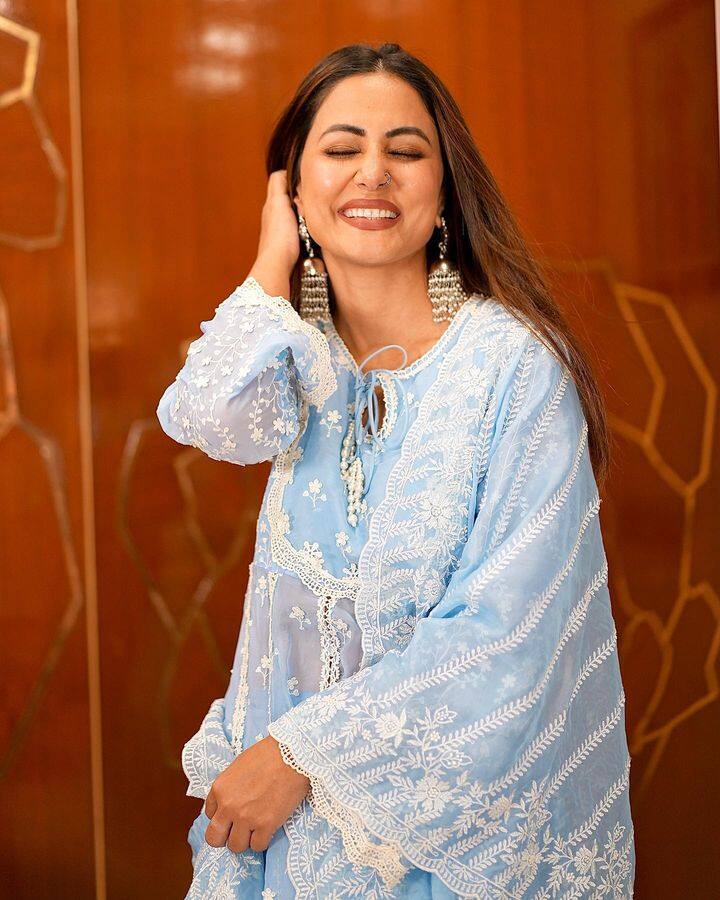 अभिनेत्री हिना खान आपली त्वचा निरोगी ठेवण्यासाठी कोरफडीच्या बर्फाचे तुकडे वापरते. हे बर्फाचे तुकडे तुम्ही सहज बनवू शकता.