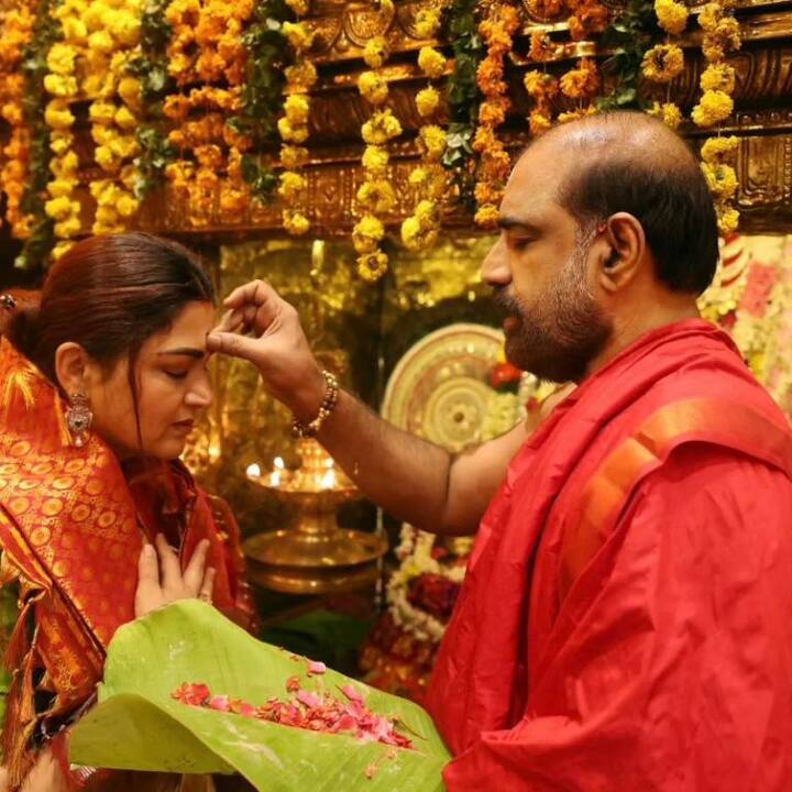 ஒவ்வொரு ஆண்டும், இந்த கோயிலில் சிறப்பு பூஜை செய்ய வருடத்திற்கு ஒரு பெண், கட்டளைதாரராக நியமிக்கப்படுவார். அந்தவகையில், இந்தமுறை நடிகை குஷ்புவிற்கு வழங்கப்பட்டுள்ளது.