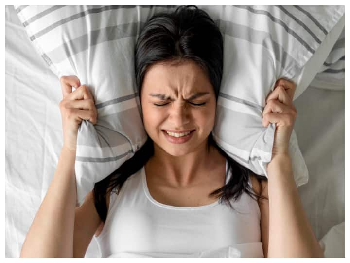 What is sleep paralysis and what are the symptoms क्या होता है स्लीप पैरालिसिस? जब सपने में दिखने लगती हैं ऐसी चीजें