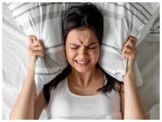 What Is Sleep Paralysis: रात्री झोपेत 'ही' लक्षणं जाणवत असतील, तर वेळीच सावध व्हा; नाहीतर, तुम्हीही स्लिप पॅरालिसिसला बळी पडू शकता!
