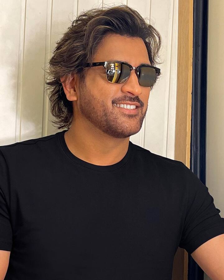 அந்நியன் பட ரெமோ போல் ஸ்மார்டாக இருக்கிறார் தோனி.