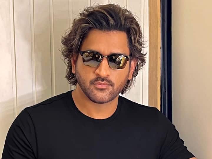 Former Indian captain MS Dhoni's new look with big hairs getting Viral watch pictures here Watch: नए लुक के साथ एमएस धोनी ने लूटी महफिल, माही का ये अंदाज़ आपको भी दीवाना बना देगा