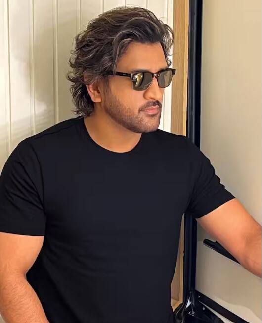 ਆਪਣੇ ਸ਼ੁਰੂਆਤੀ ਦਿਨਾਂ 'ਚ ਧੋਨੀ ਨੇ ਲੰਬੇ ਵਾਲਾਂ ਨਾਲ ਲੁੱਕ ਨੂੰ ਕਾਫੀ ਮਸ਼ਹੂਰ ਕੀਤਾ ਸੀ। ਉਦੋਂ ਤੋਂ ਧੋਨੀ ਕਈ ਵੱਖ-ਵੱਖ ਲੁੱਕ 'ਚ ਨਜ਼ਰ ਆਏ ਹਨ। ਹੁਣ ਉਸ ਦੇ ਬਿਲਕੁਲ ਨਵੇਂ ਅਤੇ ਤਾਜ਼ੇ ਲੁੱਕ ਦੀਆਂ ਤਸਵੀਰਾਂ ਸੋਸ਼ਲ ਮੀਡੀਆ 'ਤੇ ਤੇਜ਼ੀ ਨਾਲ ਵਾਇਰਲ ਹੋ ਰਹੀਆਂ ਹਨ।