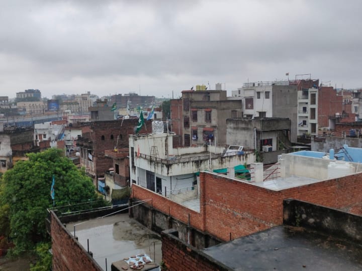 Varanasi Weather Update: वाराणसी में दो दिनों से हल्की बारिश ने मौसम को सुहाना बना दिया है. आसमान में काले बादलों का बसेरा है. तापमान में गिरावट दर्ज होने से लोगों ने राहत की सांस ली है.