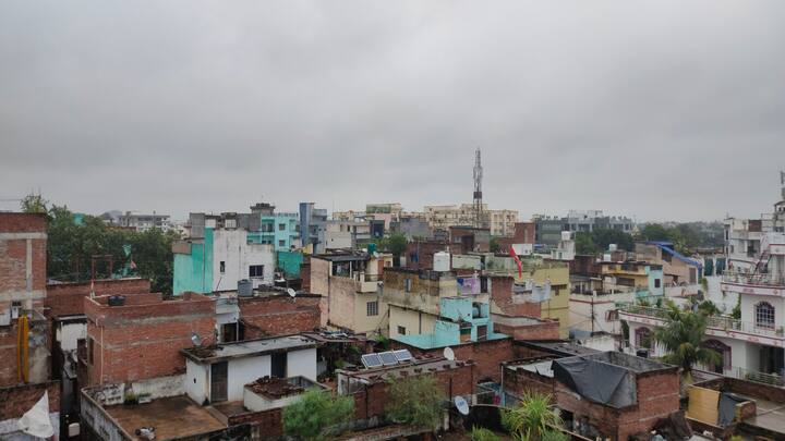 कृषि क्षेत्र और स्वास्थ्य के लिए भी बड़ी चुनौती है. मौसम वैज्ञानिक ने बताया कि लगातार हो रही बारिश की प्रमुख वजह पश्चिमी विक्षोभ है. आनेवाले दो दिनों तक बारिश से लोगों को राहत नहीं मिलेगी.