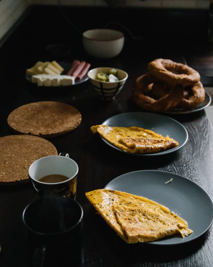 கேரட், ப்ரக்கோலி, கீரை போன்ற காய்கறி வகைகளை ஆம்லெட்டில் சேர்த்துக் கொள்ளலாம். ஊட்டச்சத்துக்கள் அதிகம் அதில் கிடைக்கும்.