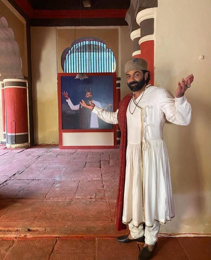 फिर एक्टर ने ओटीटी पर डेब्यू करते हुए वेब सीरीज ‘आश्रम’ में काम किया. इस सीरीज ने बॉबी के करियर को ऊंचाईयों पर ला दिया. हर कोई उनकी एक्टिंग का मुरीद हो चुका था. सीरीज सुपरहिट हुई थी.