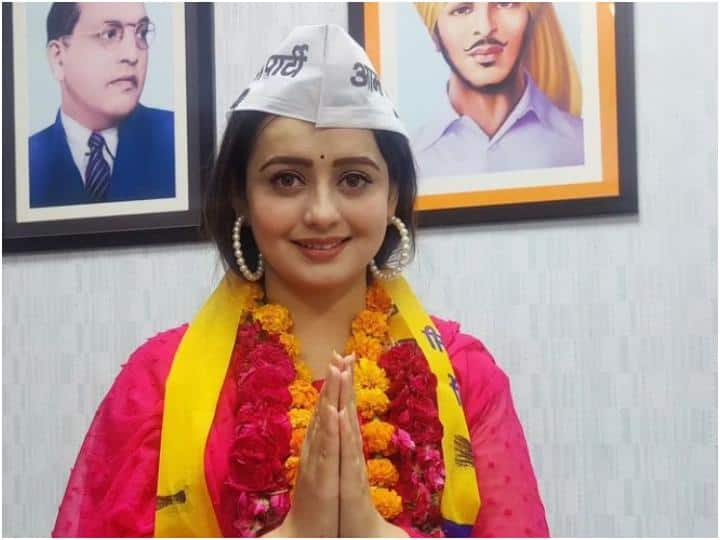 Chahat Pandey reveal she is taking break to pursue her political career not leaving acting field क्या पॉलिटिक्स जॉइन करने के लिए एक्टिंग फील्ड छोड़ रही हैं Chahat Pandey? एक्ट्रेस ने बताया सच, बोलीं- 'मैं ब्रेक पर..'