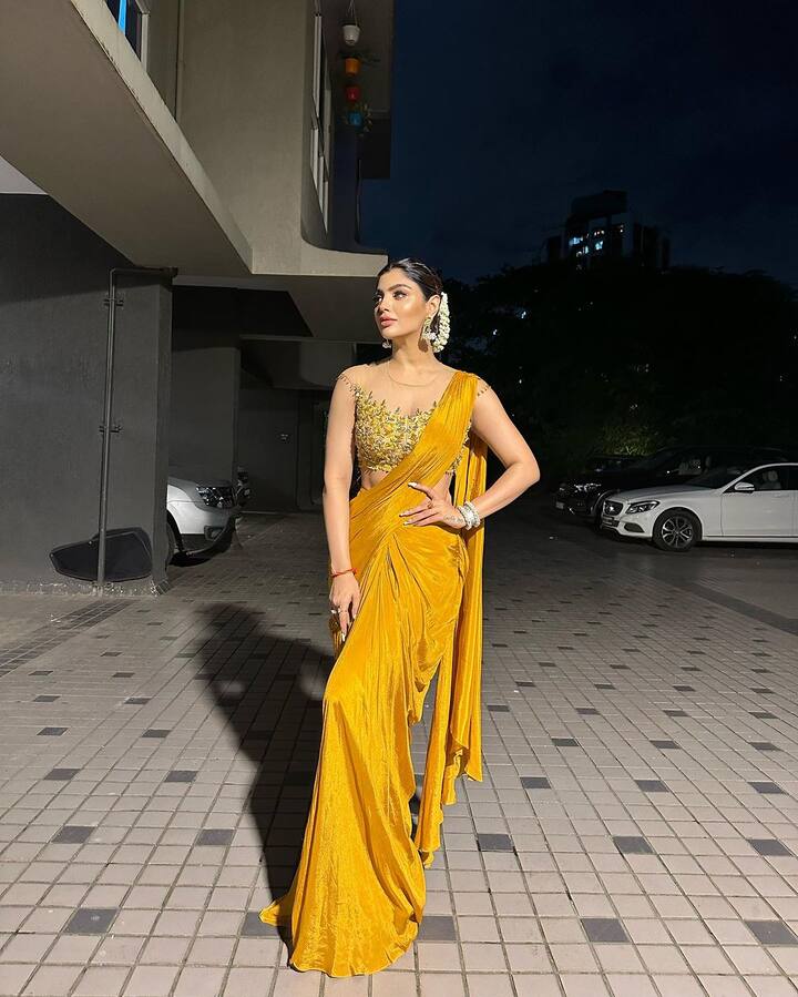 યલ્લો સાડીમાં અભિનેત્રી ખૂબ જ હોટ લાગી રહી છે.