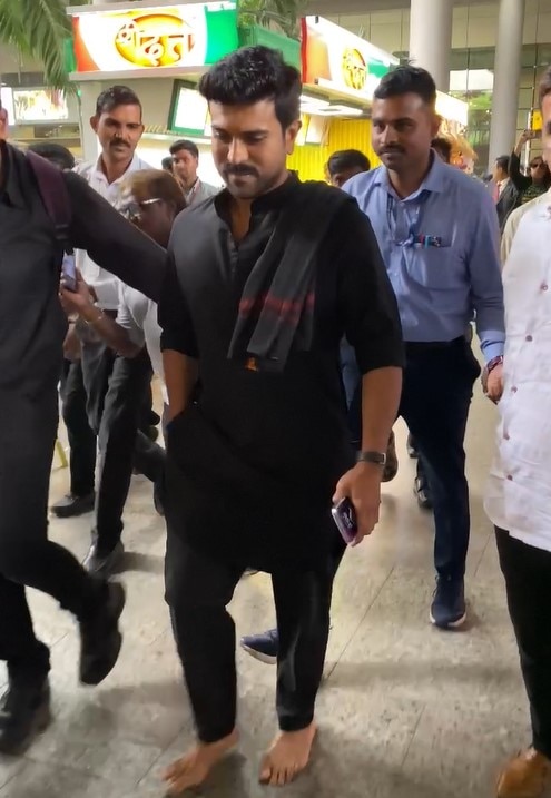 Ram Charan Spotted At Airport: एयरपोर्ट पर नंगे पांव दिखे Ram Charan, कंधे पर गमछा और ब्लैक कुर्ता पजामा में एक्टर के लुक से फैंस घायल