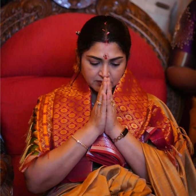 “கடவுளின் ஆசீர்வாதத்தை பெற்றேன். திருச்சூர் விஷ்ணுமாயா கோயிலில் நாரி பூஜை செய்வதற்கு எனக்கு அழைப்பு வந்தது. இது எனது பாக்கியம் ஆகும். குறிப்பிட்ட நபர்களே, இதற்கு தேர்வு செய்யப்படுகின்றனர், அதுவும் தெய்வமே அந்த நபரை தேர்வு செய்யும் என்பது நம்பிக்கை. எனக்கு ஆசிர்வாதம் செய்தவர்களுக்கு நன்றியை தெரிவித்து கொள்கிறேன். நமக்கு மேல் ஒரு சக்தி உள்ளது என உணர்ந்து , தினமும் பிரார்த்தனை செய்பவர்களுக்கு பல நல விஷயங்கள் நடக்கும் என்பதை நான் ஆணித்தரமாக நம்புகிறேன். அன்பிற்குரியவர்களுக்கு பிரார்த்தனை செய்தேன். அத்துடன், இந்த உலகம் சிறப்பாகவும், மகிழ்ச்சியாகவும், அமைதியான இடமாகவும் இருக்க பிரார்த்தனை செய்தேன். ஓம் நம சிவாய நமஹ.” என தனது கருத்துக்களையும் குஷ்பு குறிப்பிட்டுள்ளார்.