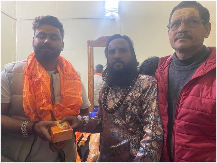 मंदिर समिति ने पंत को भगवान केदारनाथ का प्रसाद दियां.