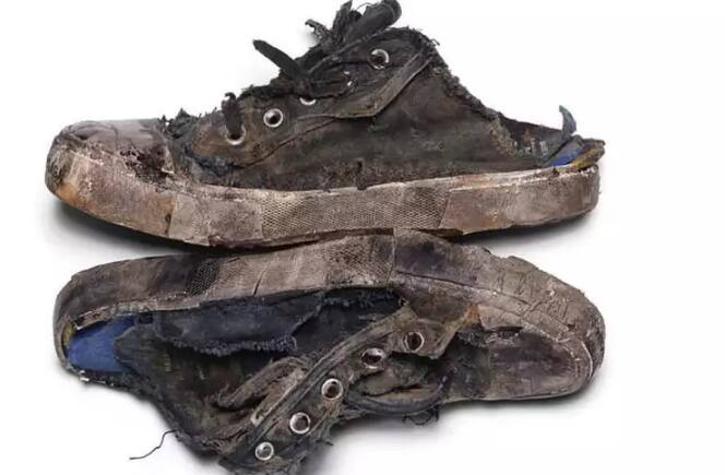 भंगार: अनेक लोक घरात भंगार जमा करून ठेवतात. जुन्या-फाटलेल्या चपला वैगेरे घरात ठेवू नका, यामुळे नकारात्मक ऊर्जा आकर्षित होते.