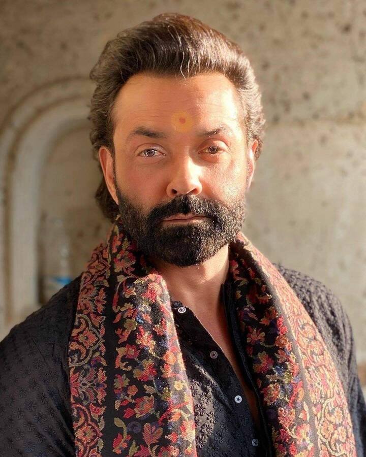 सोशल मीडिया पर हर कोई बॉबी देओल के लुक की तारीफ करता हुआ नजर आ रहा है. बता दें कि रणबीर कपूर और बॉबी की ये फिल्म 1 दिसंबर को पर्दे पर रिलीज होने वाली है.