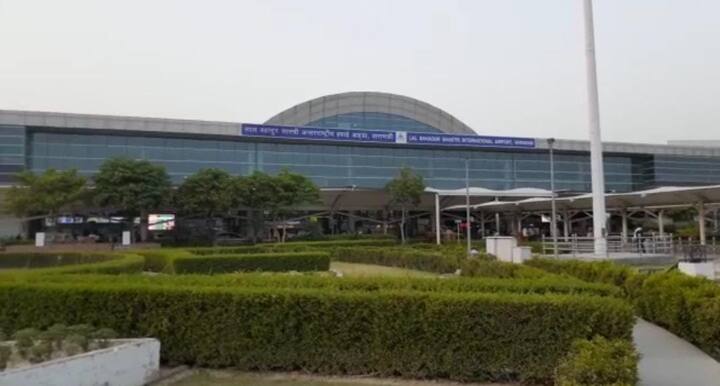 वाराणसी में दो दिनों से लगातार हो रही हल्की बारिश ने मौसम का मिजाज बदल दिया है. तापमान में 5-6 डिग्री सेल्सियस की गिरावट दर्ज की गई है. लोगों को धूप, प्रचंड गर्मी और उमस से राहत मिली है.