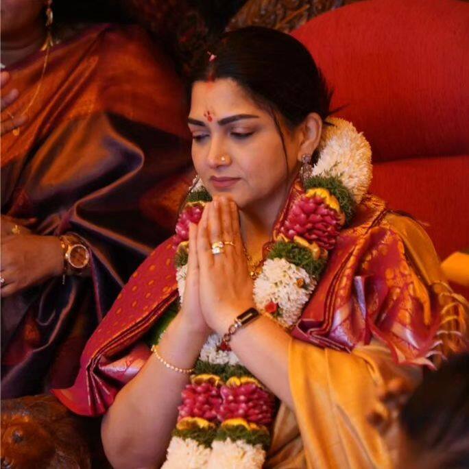 80களில் பல முன்னணி நடிகர்களுக்கு ஜோடியாக நடித்த குஷ்புவிற்கு, அவரின் ரசிகர்கள் கோயில் கட்டி கொண்டாடினர்.