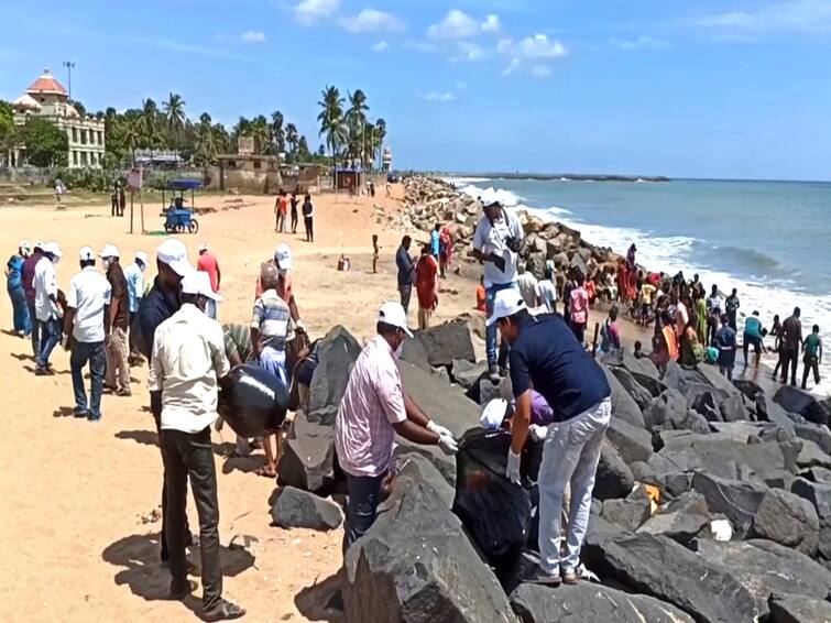 Mayiladuthurai Poombukar beach cleaned under Clean India project TNN தூய்மை இந்தியா திட்டத்தில் சுத்தம் செய்யப்பட்ட பூம்புகார் கடற்கரை 