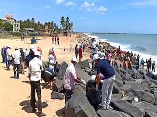 தூய்மை இந்தியா திட்டத்தில் சுத்தம் செய்யப்பட்ட பூம்புகார் கடற்கரை 