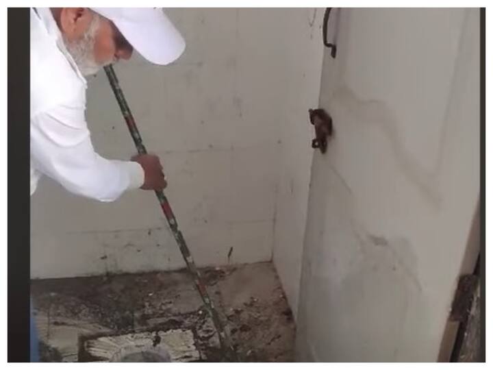 Maharashtra Nanded Hospital Deaths Shinde Shiv Sena Hemant Patil Shyamrao Wakode Clean Toilet Video Maha Hospital Deaths: Sena MP Makes Dean Clean 'Filthy' Toilet Amid Concerns Over Nanded Facility — Video