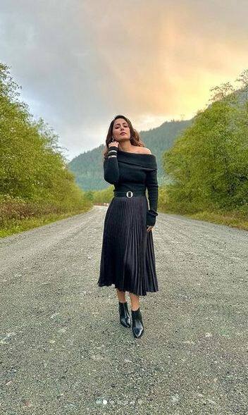 ਹਿਨਾ ਖਾਨ ਸੋਸ਼ਲ ਮੀਡੀਆ 'ਤੇ ਕਾਫੀ ਐਕਟਿਵ ਰਹਿੰਦੀ ਹੈ ਅਤੇ ਇੱਕ ਵਾਰ ਫਿਰ ਤੋਂ ਉਹ ਆਪਣੇ ਗਲੈਮਰਸ ਲੁੱਕ ਨਾਲ ਲਾਈਮਲਾਈਟ ਚੋਰੀ ਕਰਦੀ ਨਜ਼ਰ ਆ ਰਹੀ ਹੈ। ਇਨ੍ਹਾਂ ਤਸਵੀਰਾਂ 'ਚ ਹਿਨਾ ਖਾਨ ਬਿਊਟੀ ਕਵੀਨ ਵਾਂਗ ਪੋਜ਼ ਦਿੰਦੀ ਨਜ਼ਰ ਆ ਰਹੀ ਹੈ।