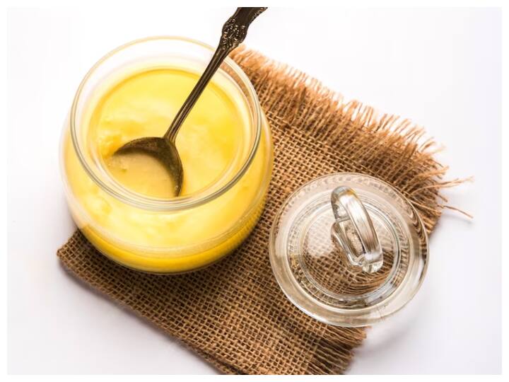 नवरात्रि उपवास में देसी घी का सेवन इसलिए जरूरी होता है क्योंकि यह कई जरूरी पोषक तत्वों से भरपूर होता है. शुद्ध देसी घी में विटामिन ए, सी और एंटीऑक्सीडेंट्स की अच्छी मात्रा पाई जाती है. इसके अलावा, यह फाइबर, कैल्शियम, फास्फोरस, पोटैशियम आदि महत्वपूर्ण पोषक तत्वों का भी अच्छा स्रोत है. देसी घी में मौजूद ब्यूटिरिक एसिड भी पाचन तंत्र के लिए लाभदायक होता है. इन सभी गुणों से देसी घी, उपवास के दौरान ऊर्जा प्रदान करने और पाचन क्रिया को सही रखने में मदद करता है.