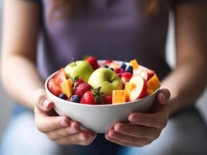 health tips fruits to avoid at night know side effects in hindi फायदेमंद समझ कर अगर आप भी रात में खाते हैं ये फल तो ठहर जाएं, वर्ना पड़ जाएंगे लेने के देने