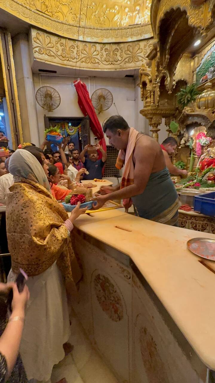 फुकरे 3 की सक्सेस के बाद ऋचा चड्ढा गणपति बप्पा के दर्शन करने के लिए सिद्धिविनायक गईं.