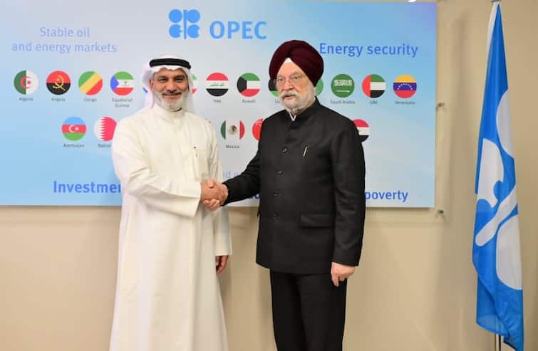Hardeep Singh Puri Meets OPEC Haitham Al Ghais Says oil producers need to show sensitivity to consuming countries Crude Oil Price: पेट्रोलियम मंत्री ने OPEC महासचिव से मुलाकात कर महंगे क्रूड पर जताई चिंता, बोले -  खपत करने वाले देशों की समझें संवेदनशीलता
