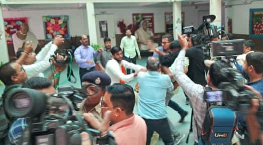 controversy after namaz being offered at calorex school in Ahmedabad Ahmedabad: સ્કૂલમાં વિદ્યાર્થીઓ પાસે નમાઝ અદા કરાવાતા વિવાદ, હિન્દુ સંગઠનોએ શિક્ષકને માર્યો માર 