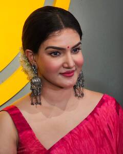 Honey Rose: గులాబీ రంగు చీరలో మలయాళీ బ్యూటీ కనువిందు