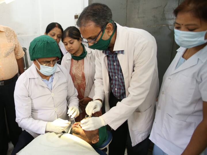 Tripura CM Dr Manik Saha treated a patient in Tripura medical college shared photographs on social media Tripura CM Dr Manik Saha: MBBS छात्र का हुआ एक्सीडेंट तो इलाज करने खुद पहुंचे त्रिपुरा के सीएम माणिक साहा, तस्वीरें की शेयर