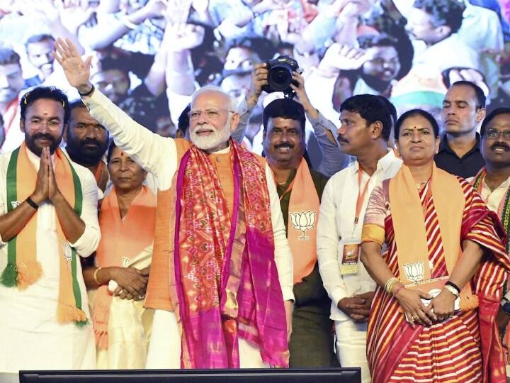 PM Modi In Telangana talks about a little girl dressed as Bharat mata in his rally in Nizamabad PM Modi In Telangana: 'नन्हीं सी गुड़िया भारत माता का रूप लेकर आई है...', तेलंगाना में जब पीएम मोदी ने रैली में बच्ची को दुलारा