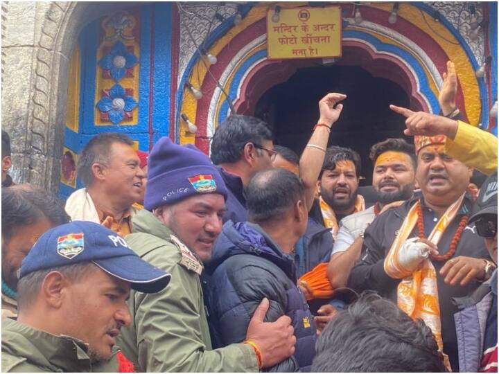 केंदारनाथ धाम पहुंचने पर पंत ने लगभग आधा घंटे तक बाबा केदार की पूजा अर्चना की.