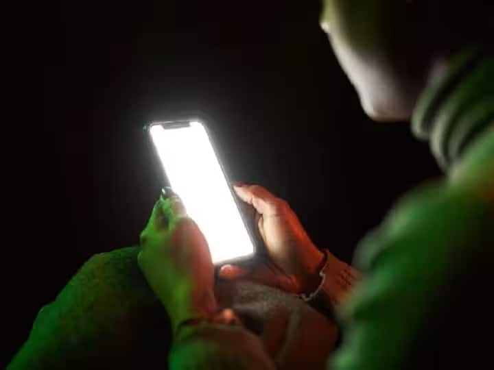 Health Tips know side effects of using smartphone for a long time marathi news Health Tips : सावधान! जास्त वेळ मोबाईलचा वापर करताय? डोल्यांवर होऊ शकतो वाईट परिणाम; अंधत्वाचा वाढता धोका