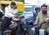 Bike Riding without Helmet: ये इंसान बिना हेलमेट पुलिस के सामने करता है बाइक की सवारी, फिर भी नहीं कटता चालान!