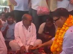 निर्दलीय विधायक ओम प्रकाश हुड़ला ने पॉलिश किए लोगों के जूते, बोले- 'मतदाता से छोटा होता है विधायक'