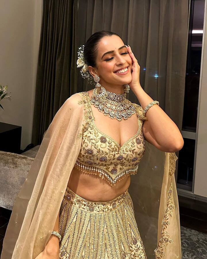 సాన్యా మల్హోత్రా తన కొత్త ఫొటోలు ఇన్‌స్టాగ్రామ్‌లో షేర్ చేశారు.