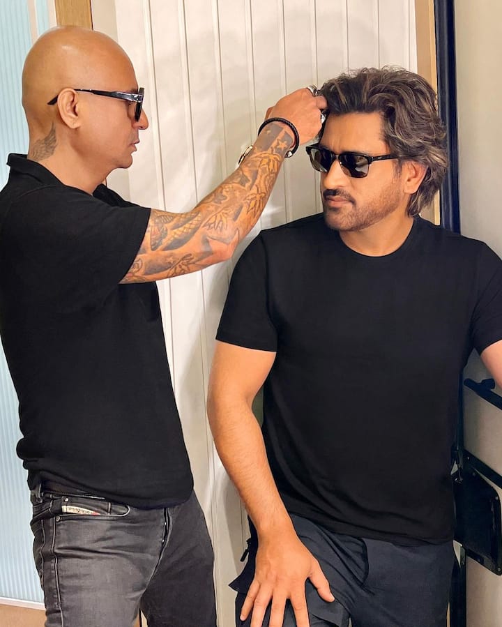 நீண்ட முடிக்கு, ஹேர் கலரிங் செய்யப்பட்டுள்ளது