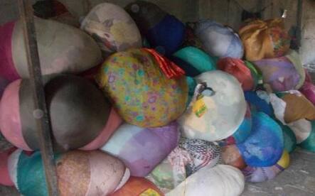 जुन्या आणि फाटलेल्या कपड्यांचं गाठोडं: अनेकांच्या कपाटात खाली किंवा घरातल्या कोणत्या तरी कोपऱ्यात जुन्या आणि फाटलेल्या कपड्यांचं गाठोडं ठेवलेलं असतं. यामुळेही वाईट गोष्टी घडतात.