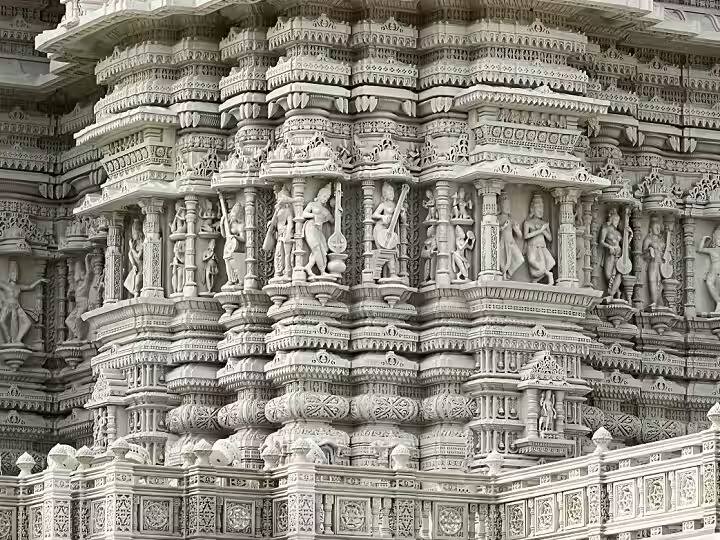 भारताचे पंतप्रधान नरेंद्र मोदी यांच्यासह जगभरातील राष्ट्रप्रमुख आणि नेत्यांनी या प्रसंगी शुभेच्छा दिल्या आहेत.