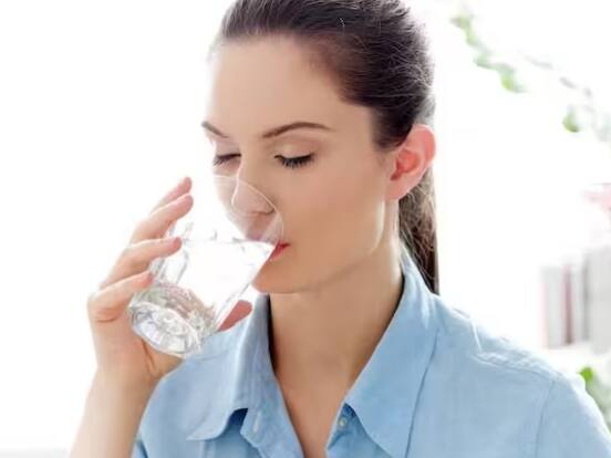 ਅੱਜ ਅਸੀਂ ਇਸ ਬਾਰੇ ਗੱਲ ਕਰਾਂਗੇ ਕਿ ਕੀ ਘੱਟ ਪਾਣੀ ਪੀਣ ਨਾਲ ਕੋਲੈਸਟ੍ਰੋਲ 'ਤੇ ਅਸਰ ਪੈਂਦਾ ਹੈ। ਕਈ ਖੋਜਾਂ 'ਚ ਇਹ ਗੱਲ ਸਾਹਮਣੇ ਆਈ ਹੈ ਕਿ ਜੇਕਰ ਅਸੀਂ ਘੱਟ ਪਾਣੀ ਪੀਂਦੇ ਹਾਂ ਤਾਂ ਨਾੜੀਆਂ 'ਚ ਕੋਲੈਸਟ੍ਰੋਲ ਜਮ੍ਹਾ ਹੋਣਾ ਸ਼ੁਰੂ ਹੋ ਜਾਂਦਾ ਹੈ, ਜਿਸ ਕਾਰਨ ਧਮਨੀਆਂ ਅਤੇ ਖੂਨ ਦਾ ਸੰਚਾਰ ਤੇਜ਼ੀ ਨਾਲ ਪ੍ਰਭਾਵਿਤ ਹੁੰਦਾ ਹੈ। ਇੰਨਾ ਹੀ ਨਹੀਂ ਇਹ ਹਾਈ ਬੀਪੀ ਦਾ ਕਾਰਨ ਵੀ ਹੈ। ਆਓ ਜਾਣਦੇ ਹਾਂ ਘੱਟ ਪਾਣੀ ਪੀਣ ਨਾਲ ਕਿਵੇਂ ਕੋਲੈਸਟ੍ਰੋਲ ਵਧਦਾ ਹੈ।