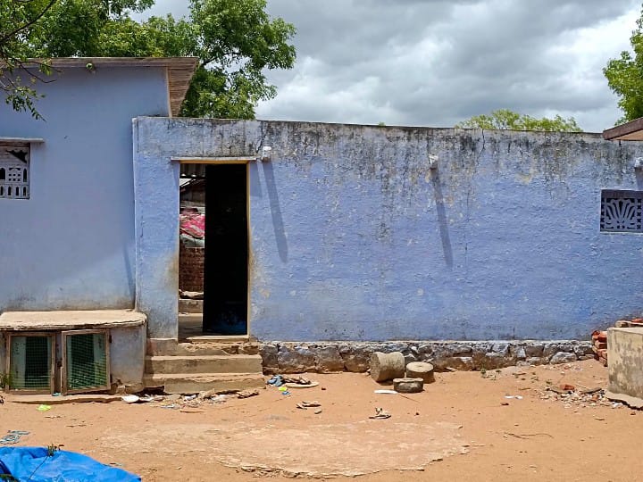 Govt School Building: மக்கள் பிரதிநிதிகளுக்காக காத்திருக்கும் புதிய பள்ளி கட்டிடம் - பாழடைந்த பள்ளியில் நடக்கும் வகுப்பறைகள்-மழைக்கு முன் திறக்கப்படுமா?