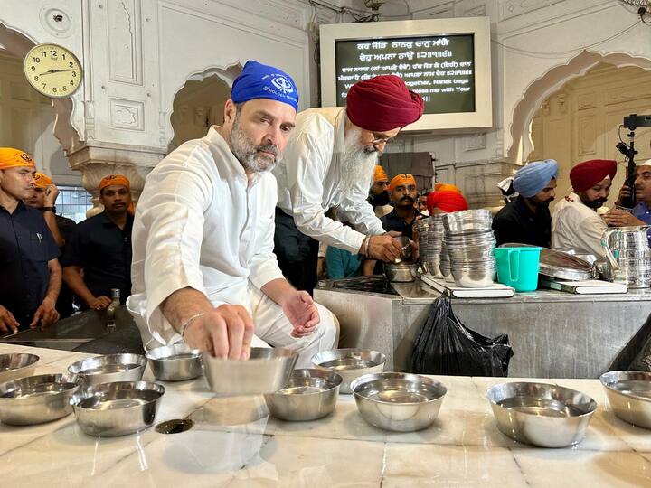 सुवर्णमंदिरात नतमस्तक झाल्यानंतर त्यांनी लंगर हॉलमध्ये भांडी घासत 'सेवा'ही केली.