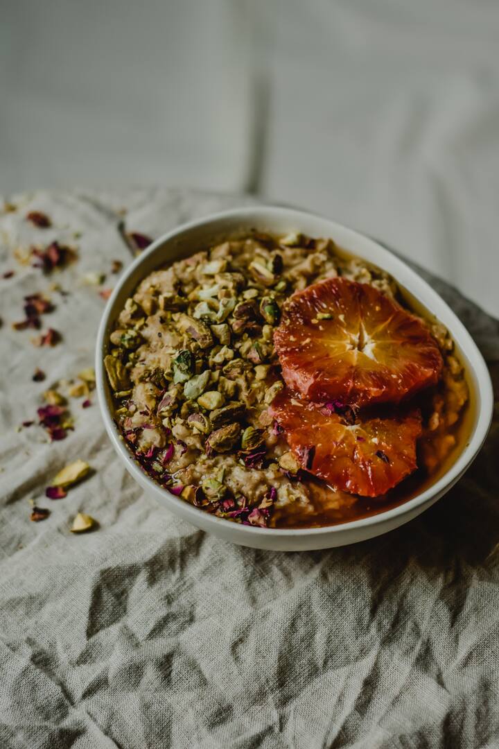 பிஸ்தாவில் வைட்டமின் இ, பி காம்ப்ளக்ஸ் வைட்டமின்கள் நிறைவாக உள்ளன. இதில் தாமிரம், மாங்கனீசு, பொட்டாசியம், கால்சியம், இரும்புச்சத்து மெக்னீஷியம், துத்தநாகம் போன்ற தாதுக்கள் நிறைவாக உள்ளது.