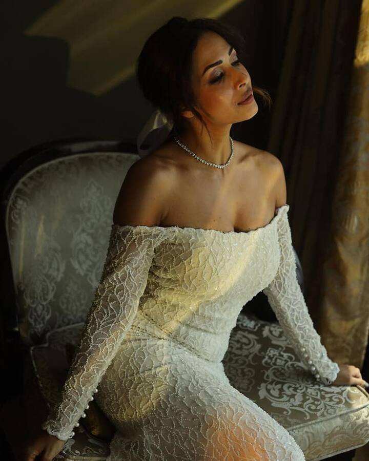 सेट पर सभी को ये किस्सा बताते हुए मलाइका फूट-फूट कर रोने लगी थी. जिसके बाद उनके को-जज टेरेंस लुईस उन्हें संभालते हुए नजर आए थे.