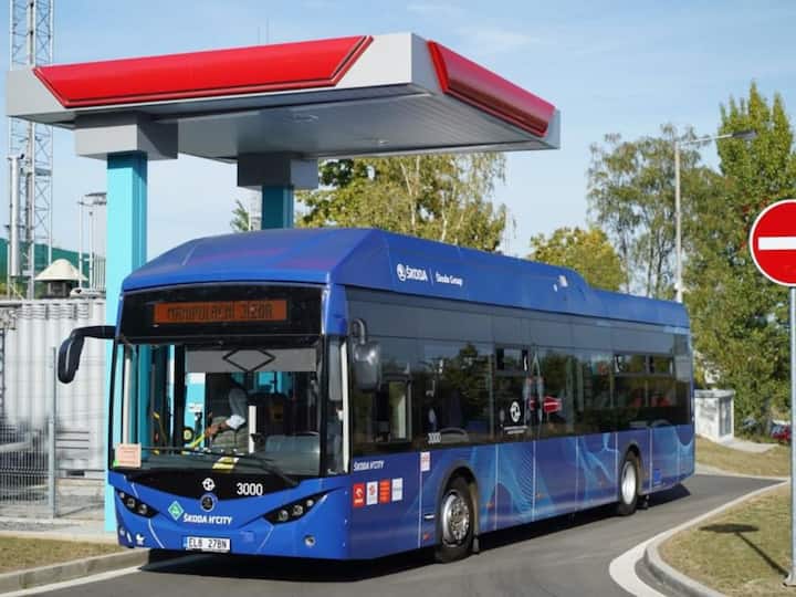 Prague city started testing Škoda's hydrogen-powered bus earlier this year. The hydrogen bus Škoda H'CITY 12 has a 12-meter low-floor design, emits no local emissions, and can be refueled with hydrogen in 10 minutes. (Image: X/Office Of Nitin Gadkari)