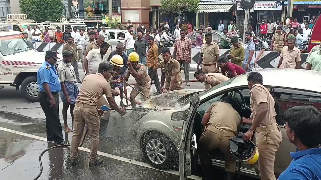 ஓடும் காரில் தீ விபத்து....உயிர் தப்பிய மூவர்...கரூரில் பரபரப்பு