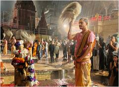 Varanasi Ganga Aarti: वाराणसी में बारिश के बीच हुई विश्व प्रसिद्ध गंगा आरती, भक्ति में झूमते दिखे श्रद्धालू, देखें तस्वीरें